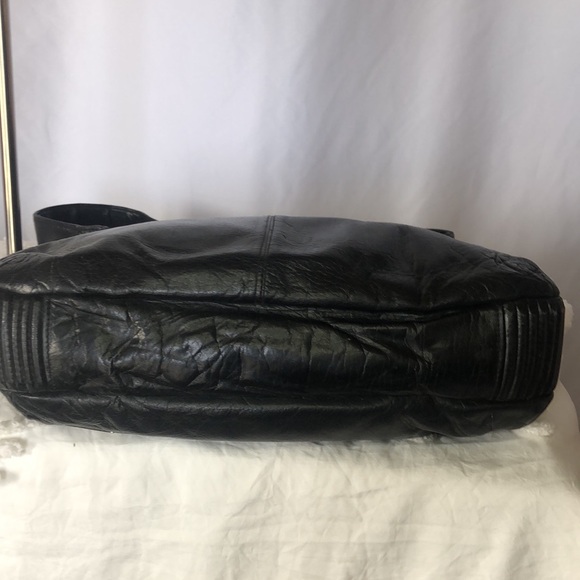 PERLINA vintage black leather shoulder bag. 3 way zipper openings. Holds 5 cards - Picture 7 of 14